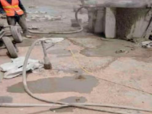 红坪镇水泥混凝土路面板底注浆技术 路面脱空注浆整治方案