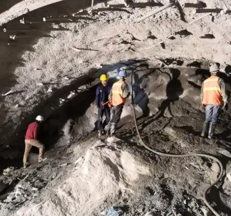 红坪镇拱顶带模注浆料的施工流程及注意事项